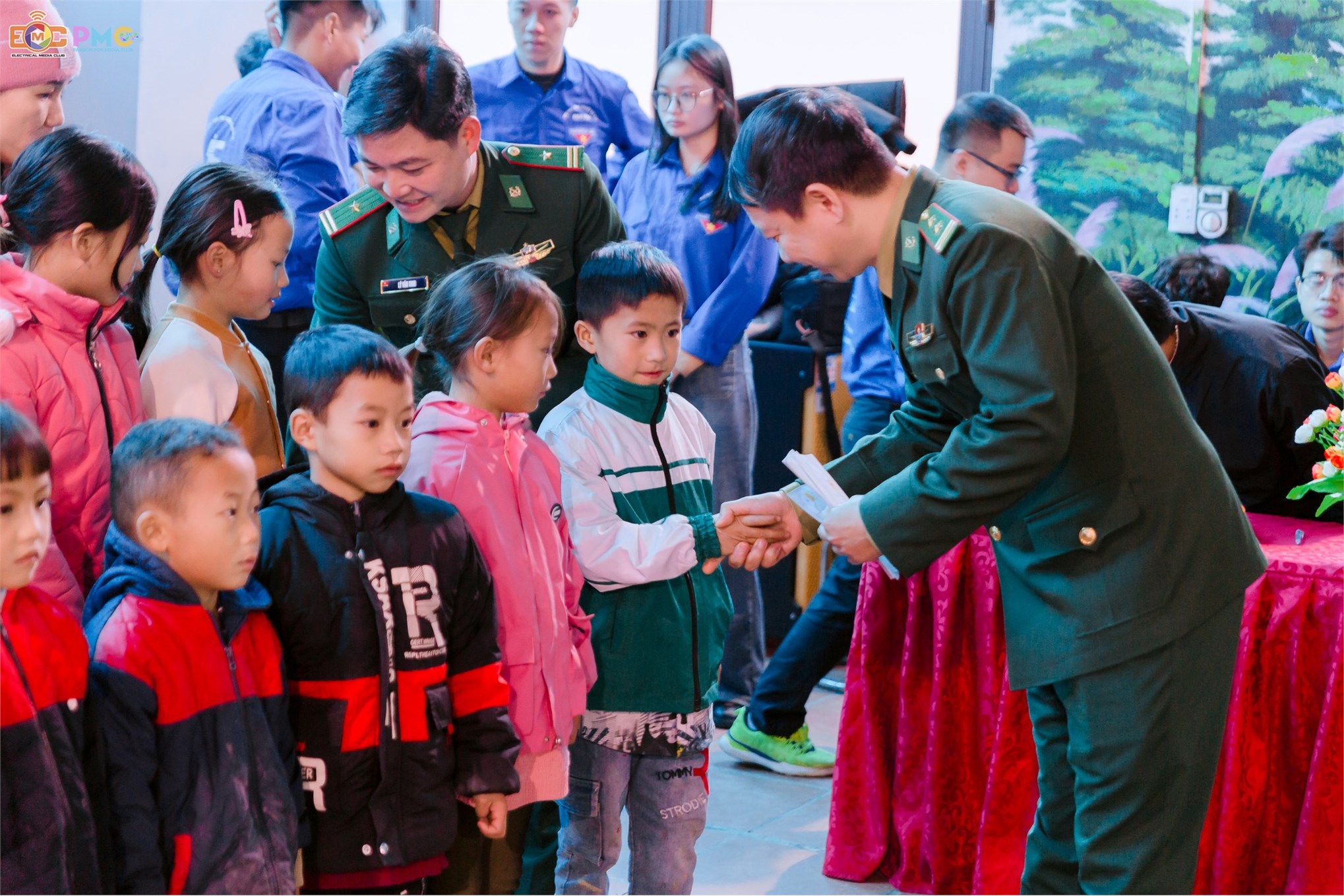 THIỆN NGUYỆN `ĐÔNG ẤM SI MA CAI 2024` – HƠI ẤM YÊU THƯƠNG ĐẾN TỪ SINH VIÊN KHOA ĐIỆN VÀ KHOA ĐIỆN TỬ