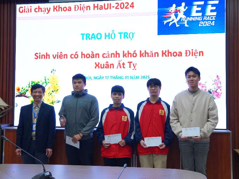 Tiếp tục trao quà hỗ trợ cho sinh viên có hoàn cảnh khó khăn từ giải chạy năm 2024