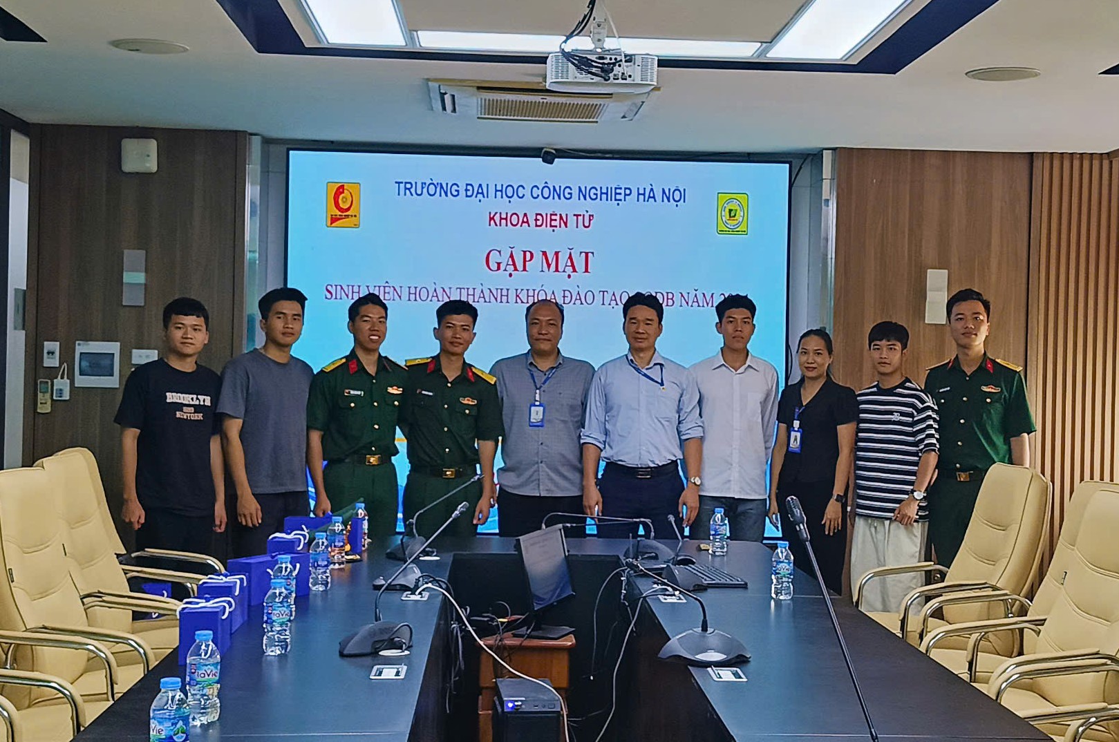 Gặp mặt 07 sinh viên Khoa Điện tử hoàn thành khóa đào tạo Sỹ quan dự bị năm 2024