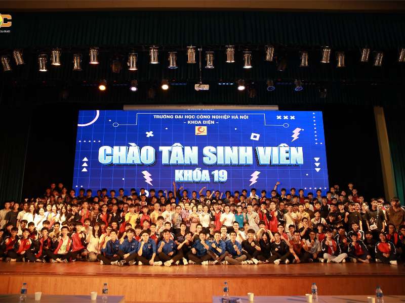 Khoa Điện tổ chức Chương trình chào tân sinh viên Khóa 19