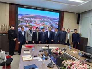 Lãnh đạo Trường Điện – Điện tử làm việc với đoàn công tác của Đại học Bách khoa Hàn Quốc