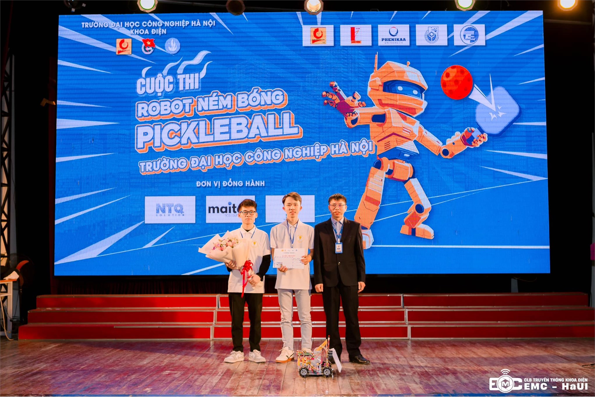 Robot ném bóng Pickleball