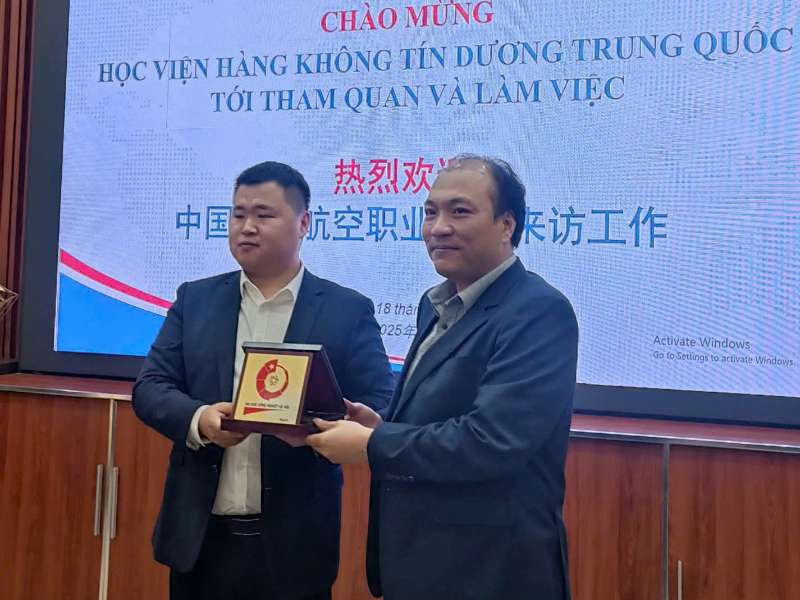 Bước tiến mới trong hợp tác giáo dục: Học viện Hàng không Tín Dương Trung Quốc thăm và làm việc với Trường Điện – Điện tử
