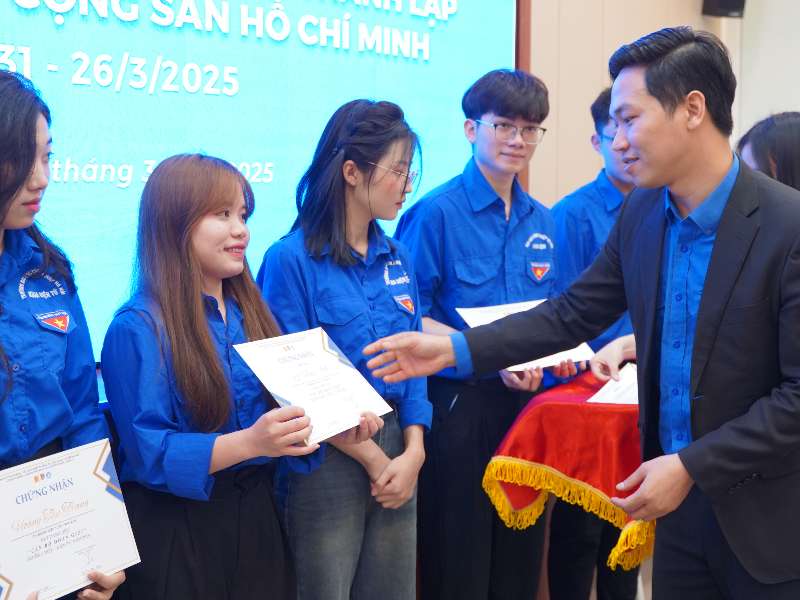 Liên chi đoàn Trường Điện - Điện tử tổ chức chương trình "Gặp gỡ tháng ba" – Khơi dậy tinh thần tuổi trẻ