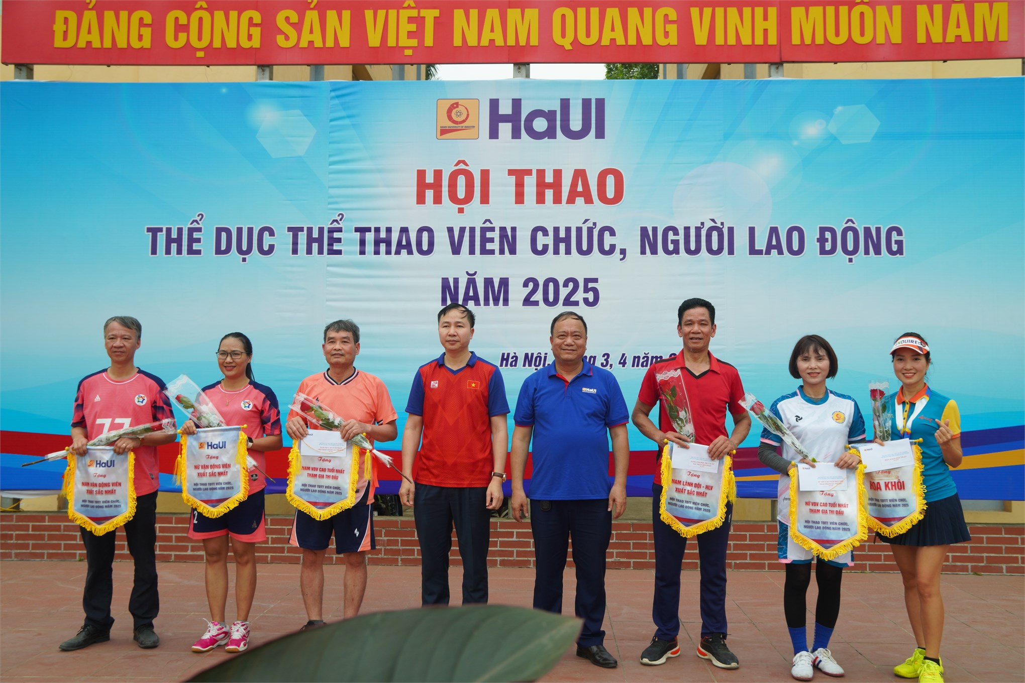 Đội tuyển 3 tỏa sáng rực rỡ tại Hội thao HaUI 2025, Trường Điện – Điện tử – chuyên môn vững, thể thao giỏi!