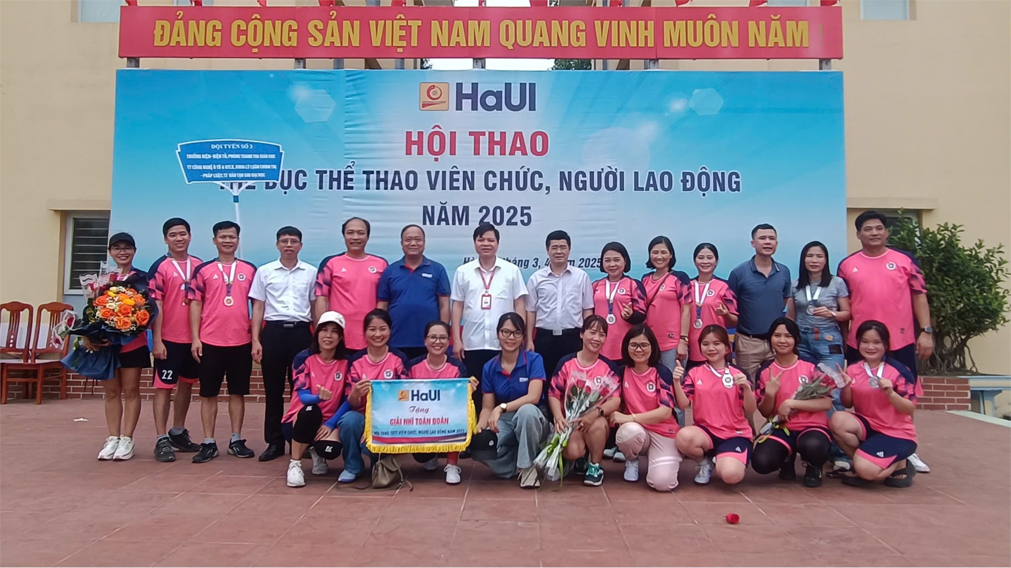 Đội tuyển 3 tỏa sáng rực rỡ tại Hội thao HaUI 2025, Trường Điện – Điện tử – chuyên môn vững, thể thao giỏi!