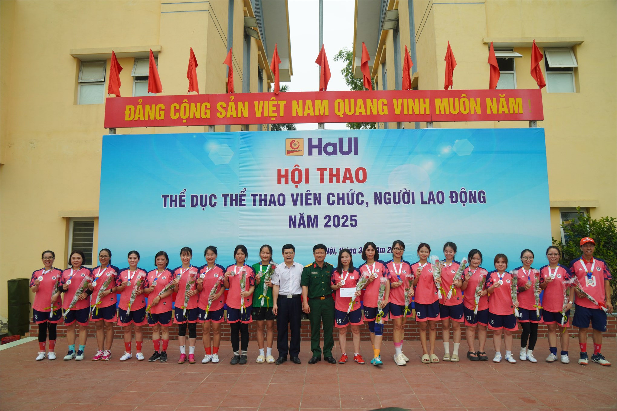 Đội tuyển 3 tỏa sáng rực rỡ tại Hội thao HaUI 2025, Trường Điện – Điện tử – chuyên môn vững, thể thao giỏi!