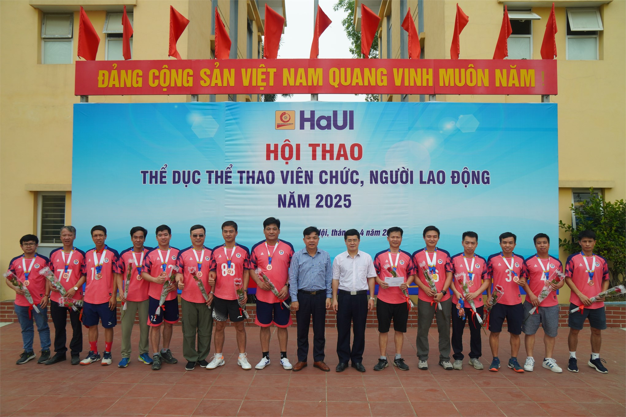 Đội tuyển 3 tỏa sáng rực rỡ tại Hội thao HaUI 2025, Trường Điện – Điện tử – chuyên môn vững, thể thao giỏi!