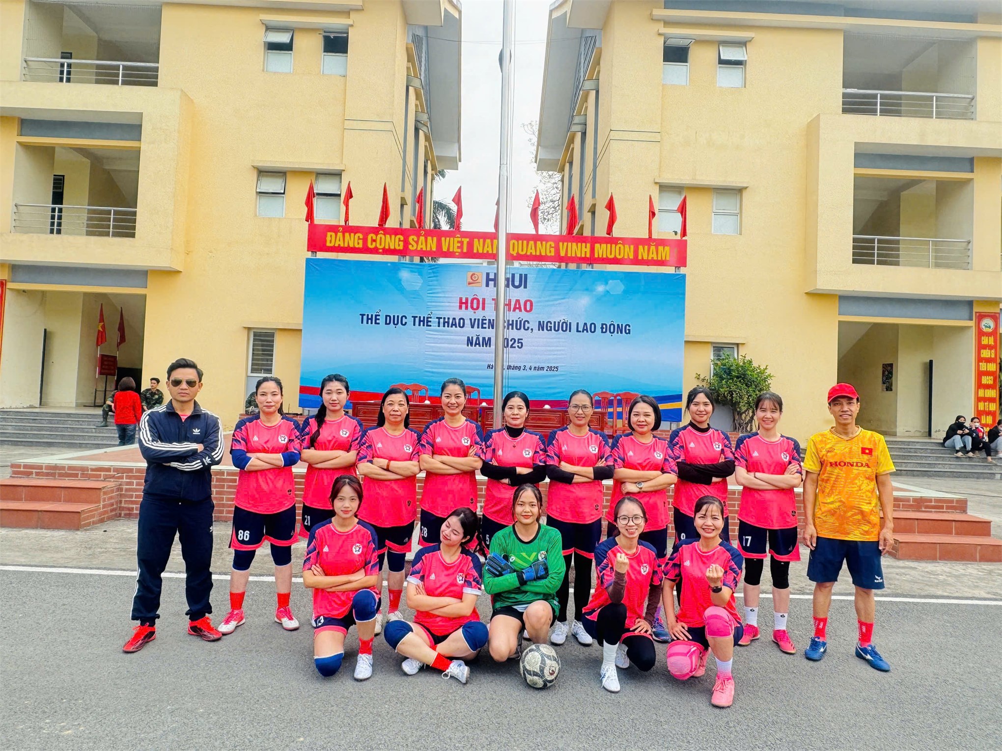 Đội tuyển 3 tỏa sáng rực rỡ tại Hội thao HaUI 2025, Trường Điện – Điện tử – chuyên môn vững, thể thao giỏi!