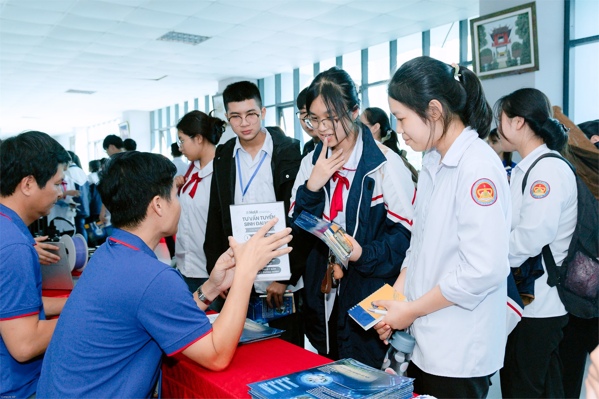 Định hướng tương lai – Trường Điện – Điện tử đồng hành cùng học sinh THPT Chuyên Biên Hòa trong hành trình chọn nghề, chọn trường