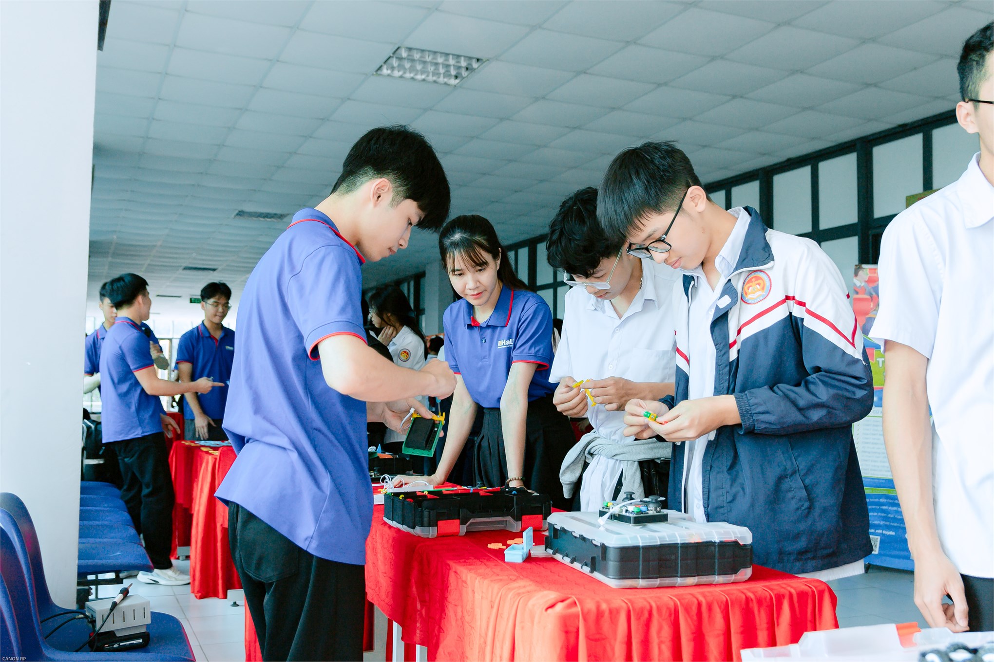 Định hướng tương lai – Trường Điện – Điện tử đồng hành cùng học sinh THPT Chuyên Biên Hòa trong hành trình chọn nghề, chọn trường