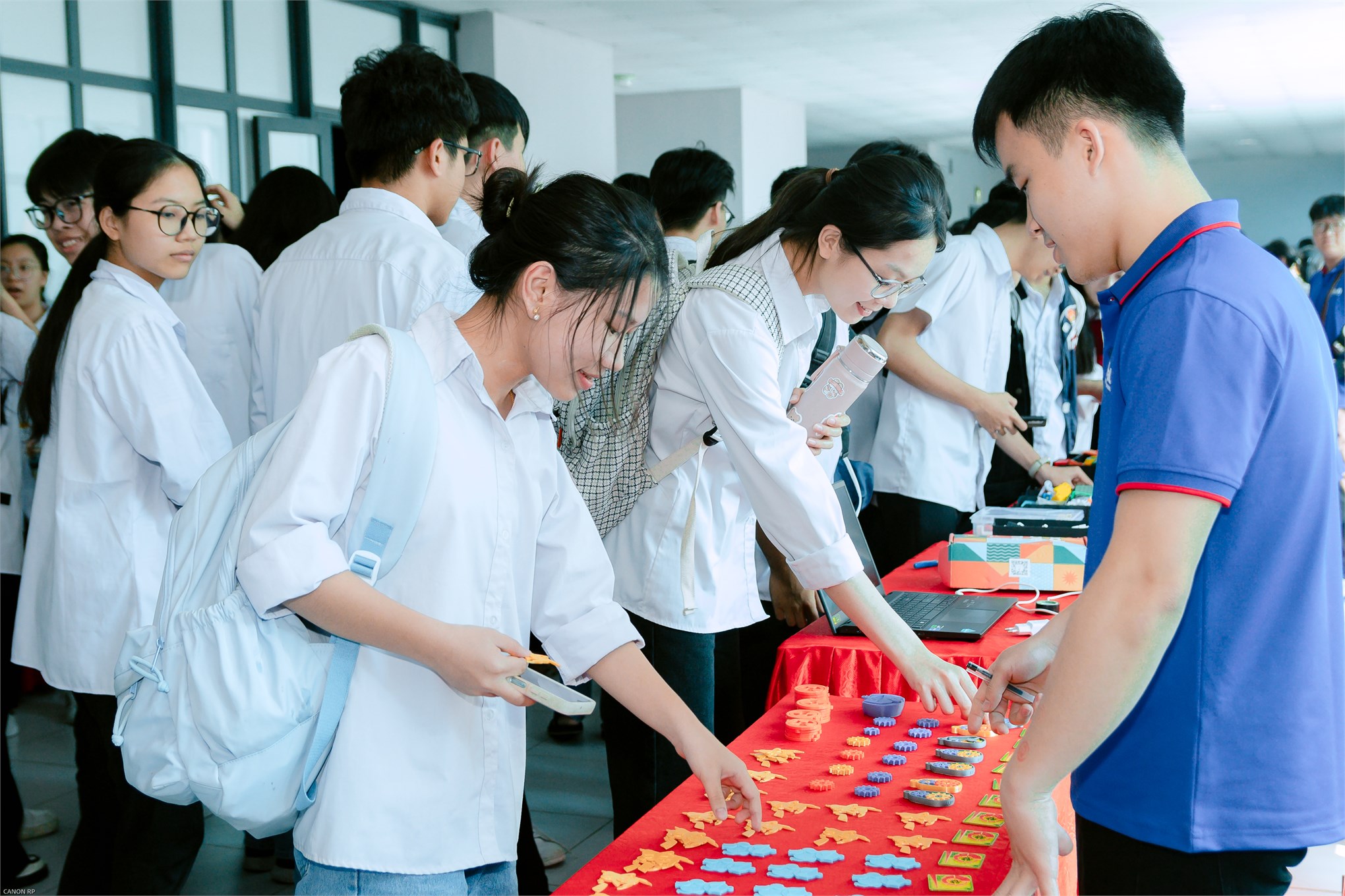 Định hướng tương lai – Trường Điện – Điện tử đồng hành cùng học sinh THPT Chuyên Biên Hòa trong hành trình chọn nghề, chọn trường