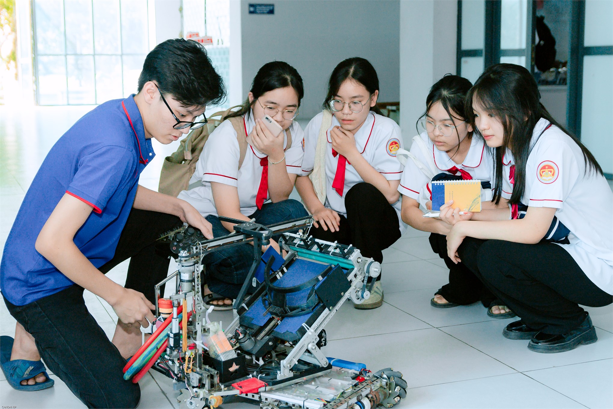 Định hướng tương lai – Trường Điện – Điện tử đồng hành cùng học sinh THPT Chuyên Biên Hòa trong hành trình chọn nghề, chọn trường