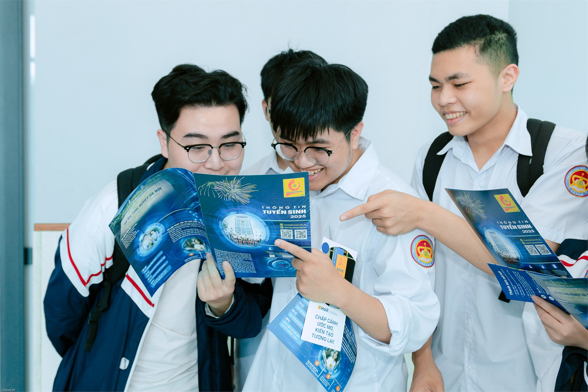 Định hướng tương lai – Trường Điện – Điện tử đồng hành cùng học sinh THPT Chuyên Biên Hòa trong hành trình chọn nghề, chọn trường