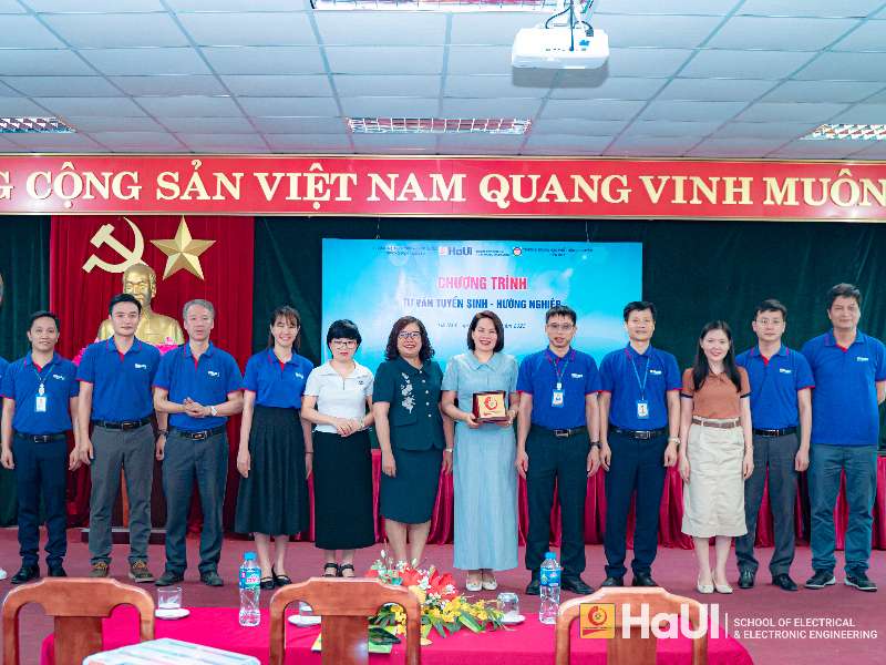 Định hướng tương lai – Trường Điện – Điện tử đồng hành cùng học sinh THPT Chuyên Biên Hòa trong hành trình chọn nghề, chọn trường