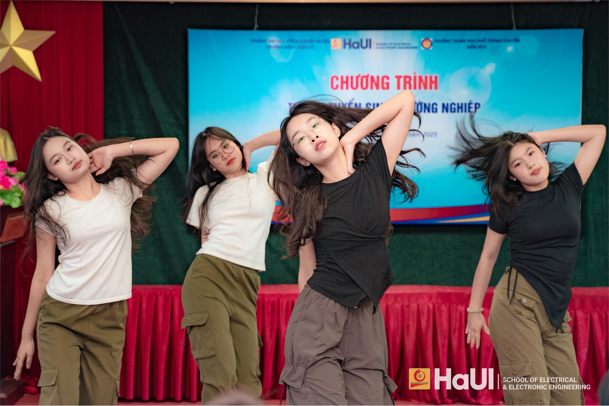 Định hướng tương lai – Trường Điện – Điện tử đồng hành cùng học sinh THPT Chuyên Biên Hòa trong hành trình chọn nghề, chọn trường