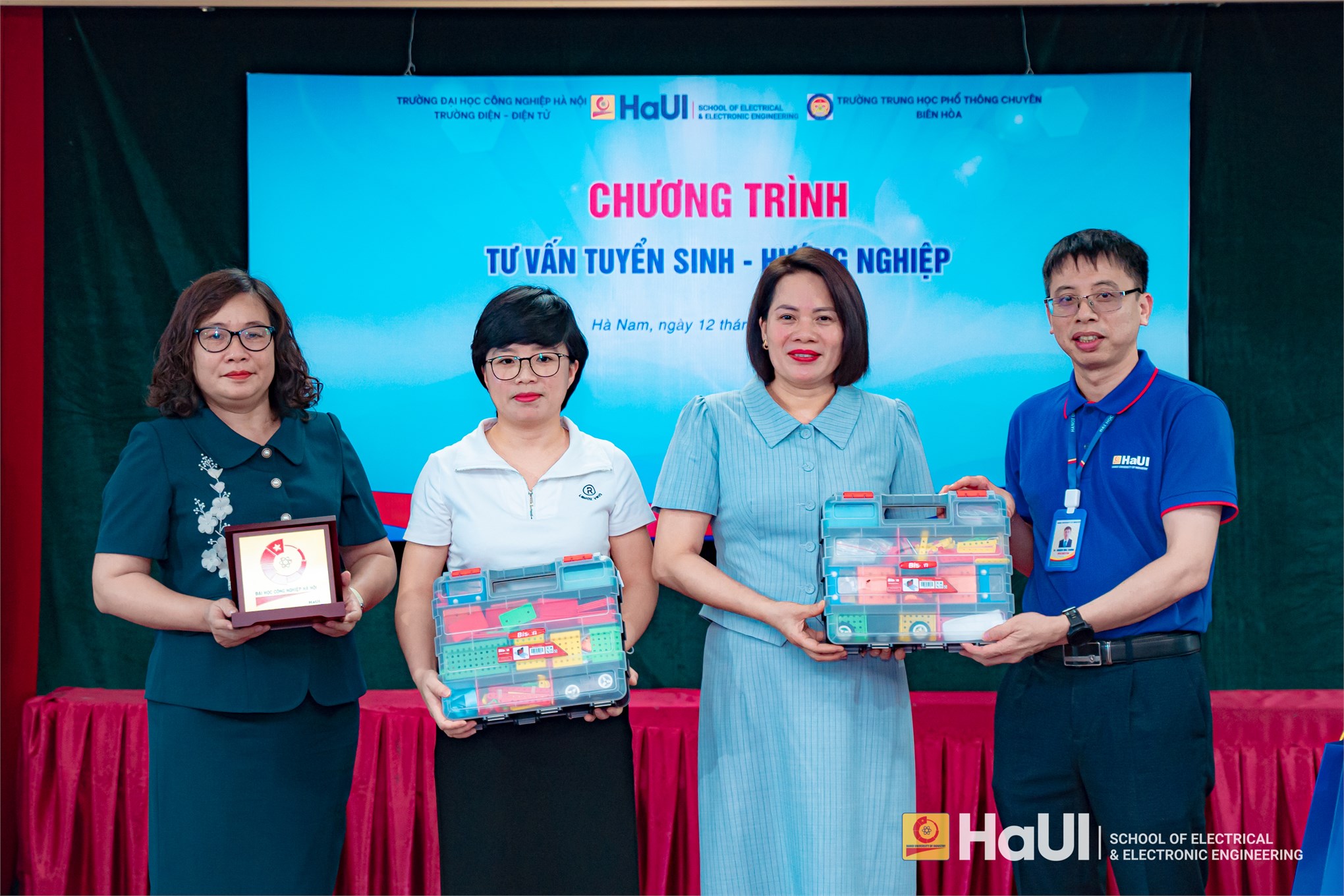 Định hướng tương lai – Trường Điện – Điện tử đồng hành cùng học sinh THPT Chuyên Biên Hòa trong hành trình chọn nghề, chọn trường