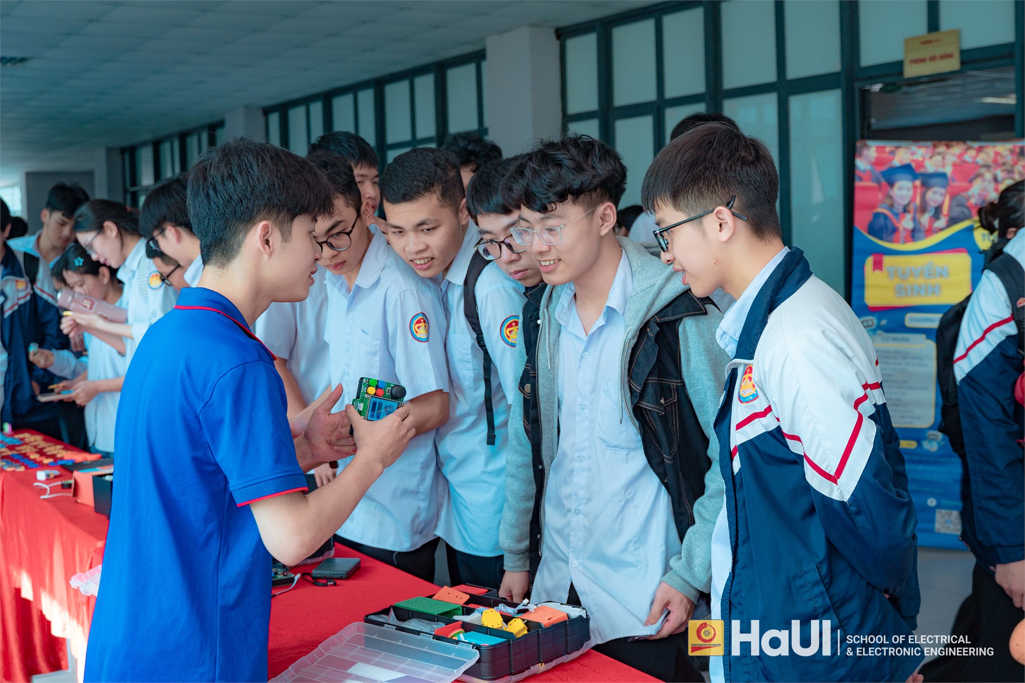 Định hướng tương lai – Trường Điện – Điện tử đồng hành cùng học sinh THPT Chuyên Biên Hòa trong hành trình chọn nghề, chọn trường