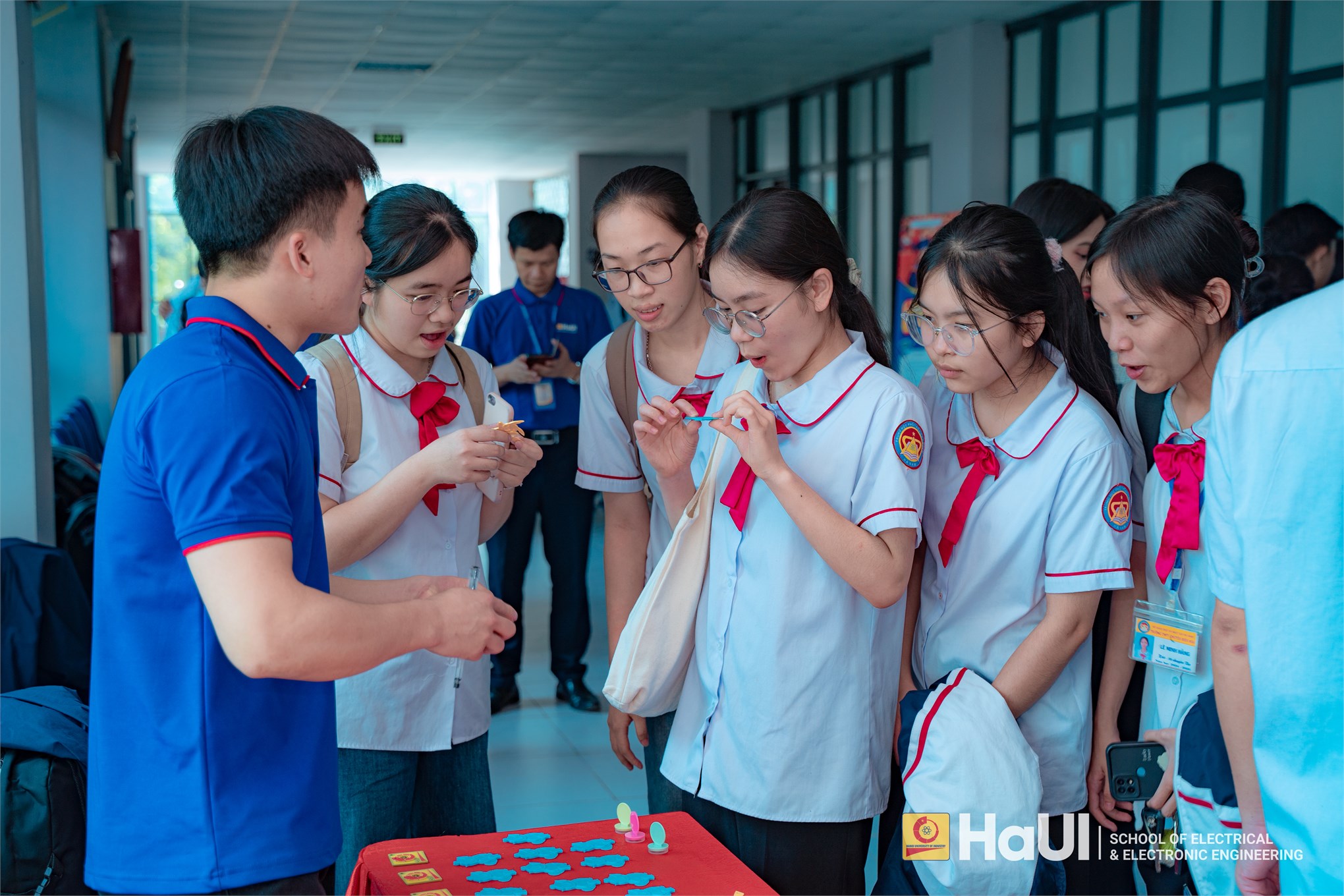 Định hướng tương lai – Trường Điện – Điện tử đồng hành cùng học sinh THPT Chuyên Biên Hòa trong hành trình chọn nghề, chọn trường