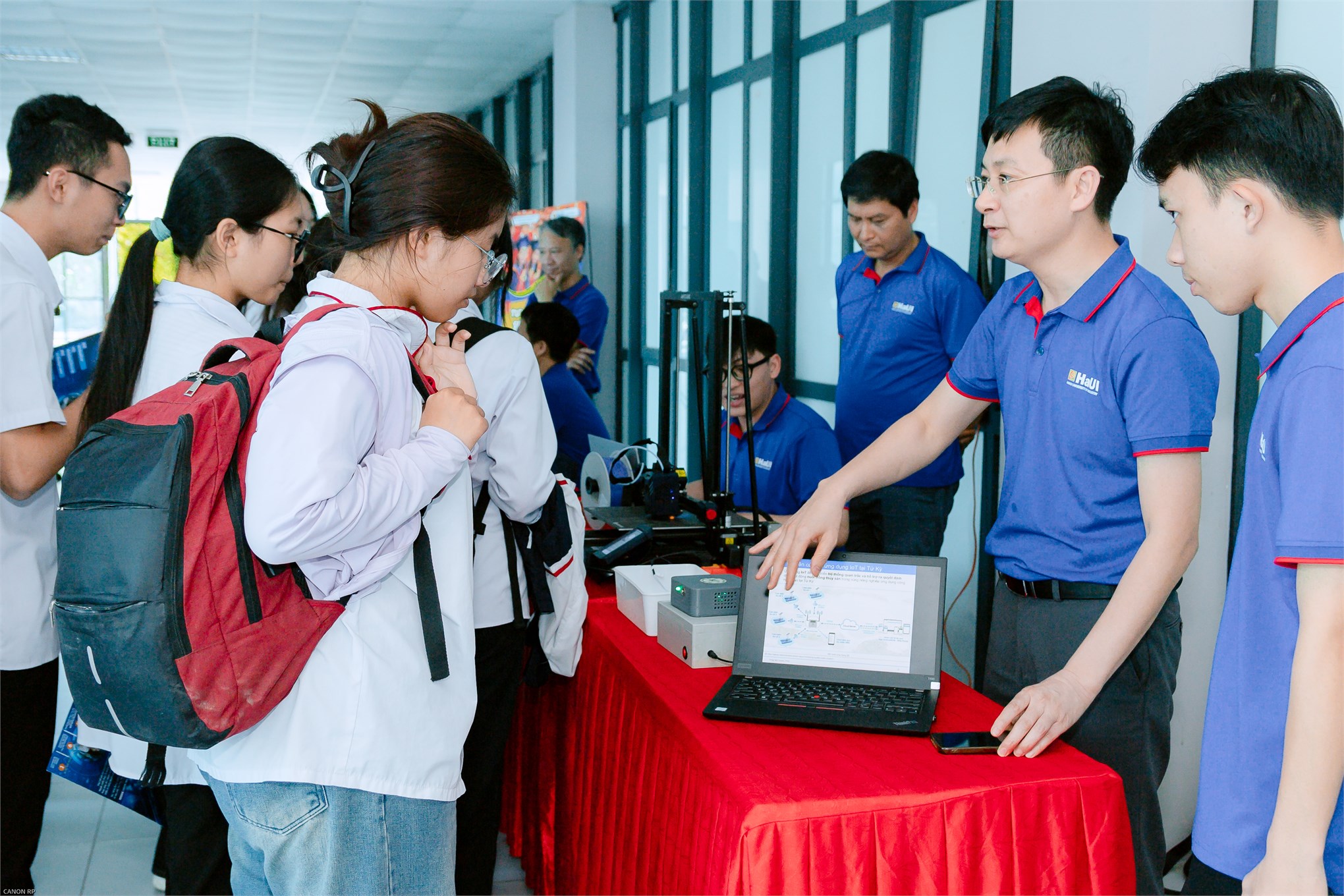 Định hướng tương lai – Trường Điện – Điện tử đồng hành cùng học sinh THPT Chuyên Biên Hòa trong hành trình chọn nghề, chọn trường