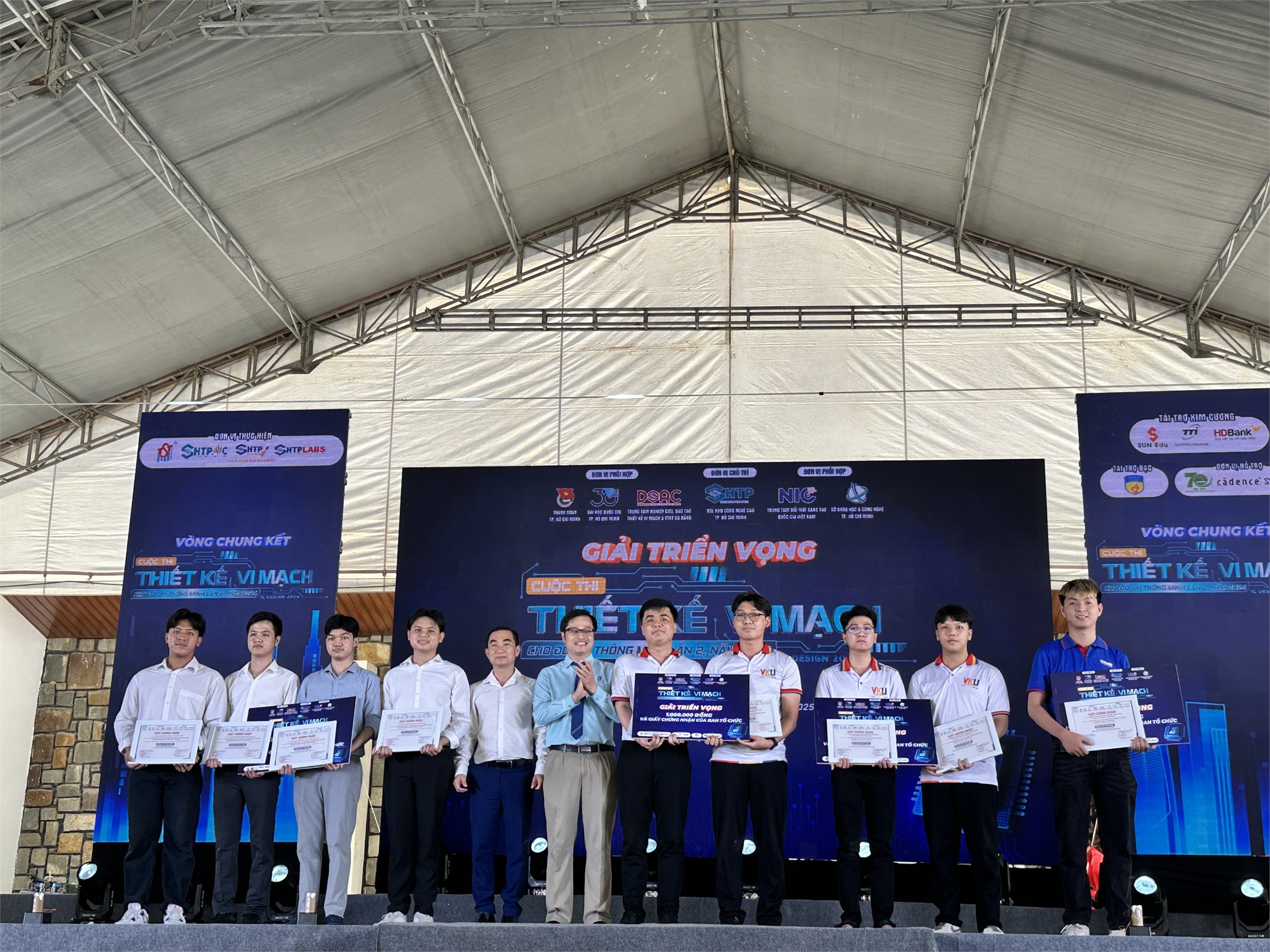 Sinh viên Trường Điện - Điện tử đạt giải Ba Cuộc thi Thiết kế vi mạch cho đô thị thông minh lần thứ 2