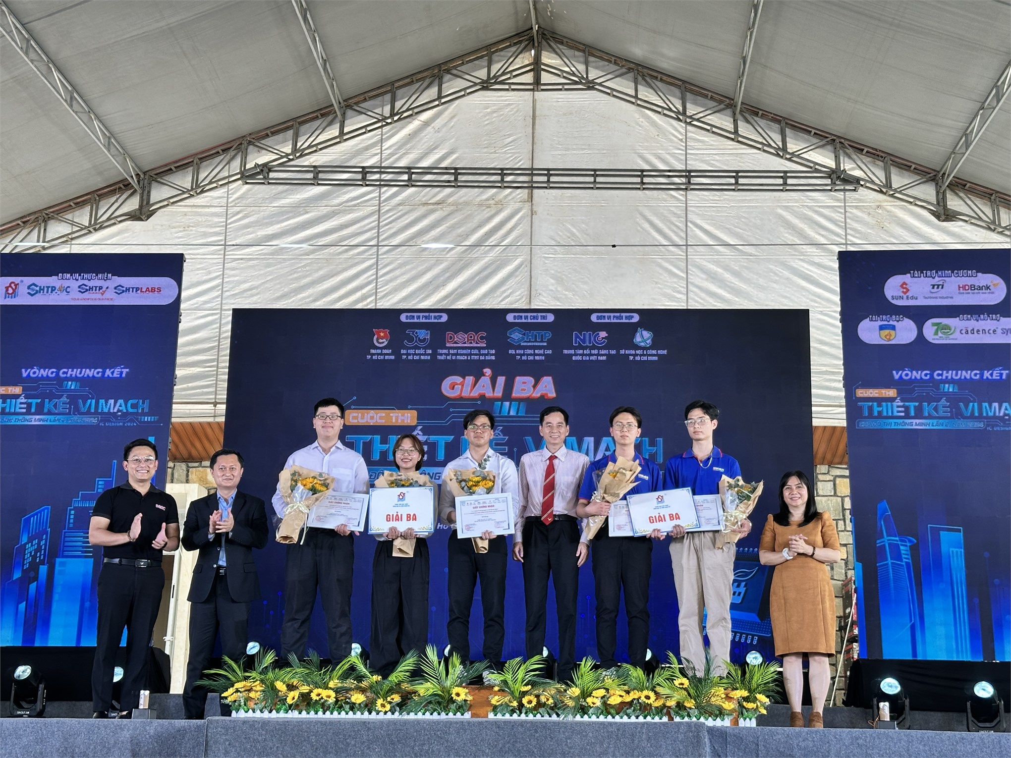 Sinh viên Trường Điện - Điện tử đạt giải Ba Cuộc thi Thiết kế vi mạch cho đô thị thông minh lần thứ 2