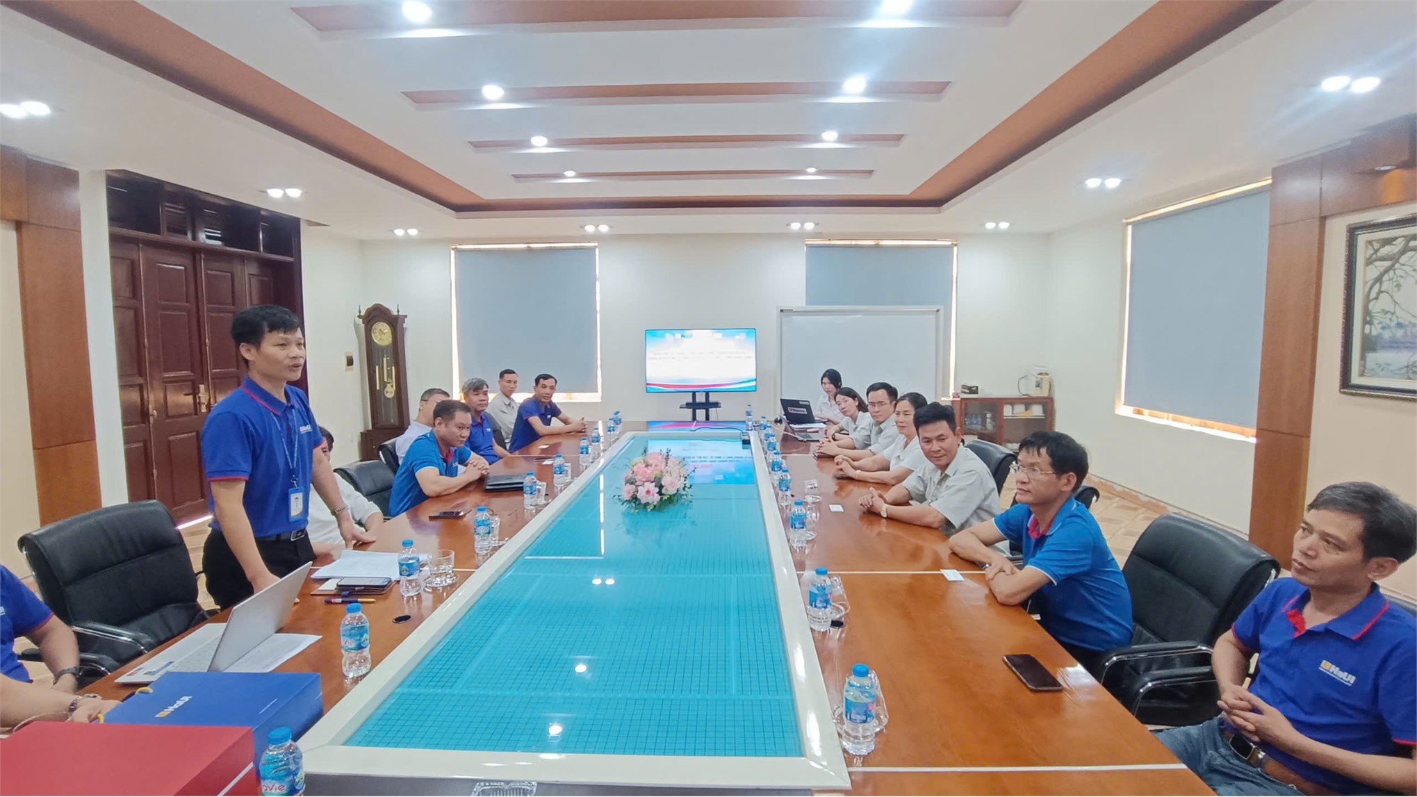 Giảng viên Khoa Kỹ thuật Năng lượng – Trường Điện – Điện tử tham quan khảo sát thực tế tại Công ty TNHH Cơ điện lạnh Quang Thắng