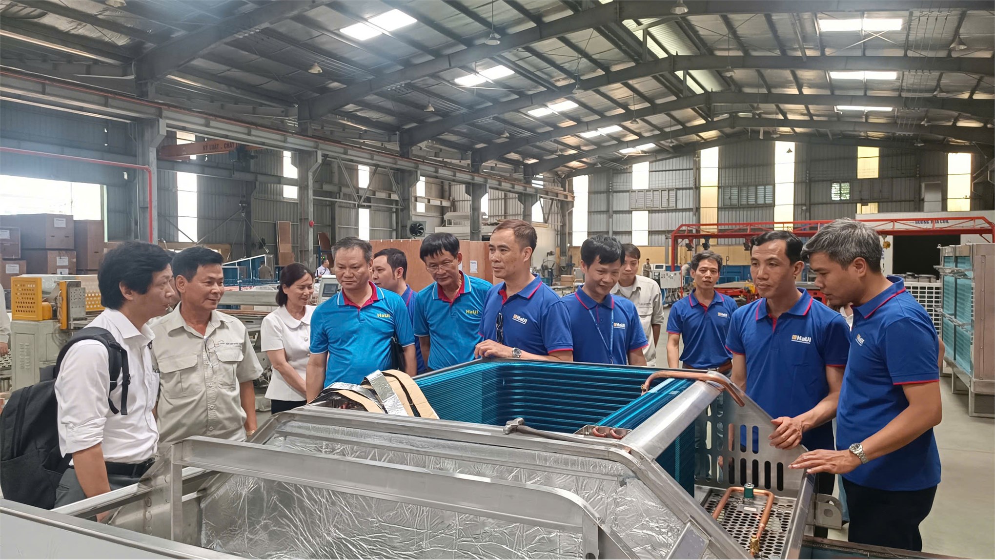 Giảng viên Khoa Kỹ thuật Năng lượng – Trường Điện – Điện tử tham quan khảo sát thực tế tại Công ty TNHH Cơ điện lạnh Quang Thắng