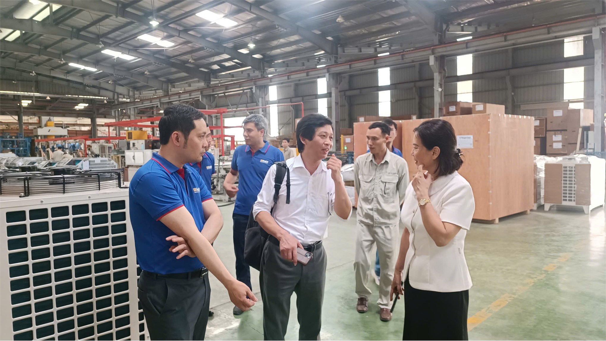 Giảng viên Khoa Kỹ thuật Năng lượng – Trường Điện – Điện tử tham quan khảo sát thực tế tại Công ty TNHH Cơ điện lạnh Quang Thắng