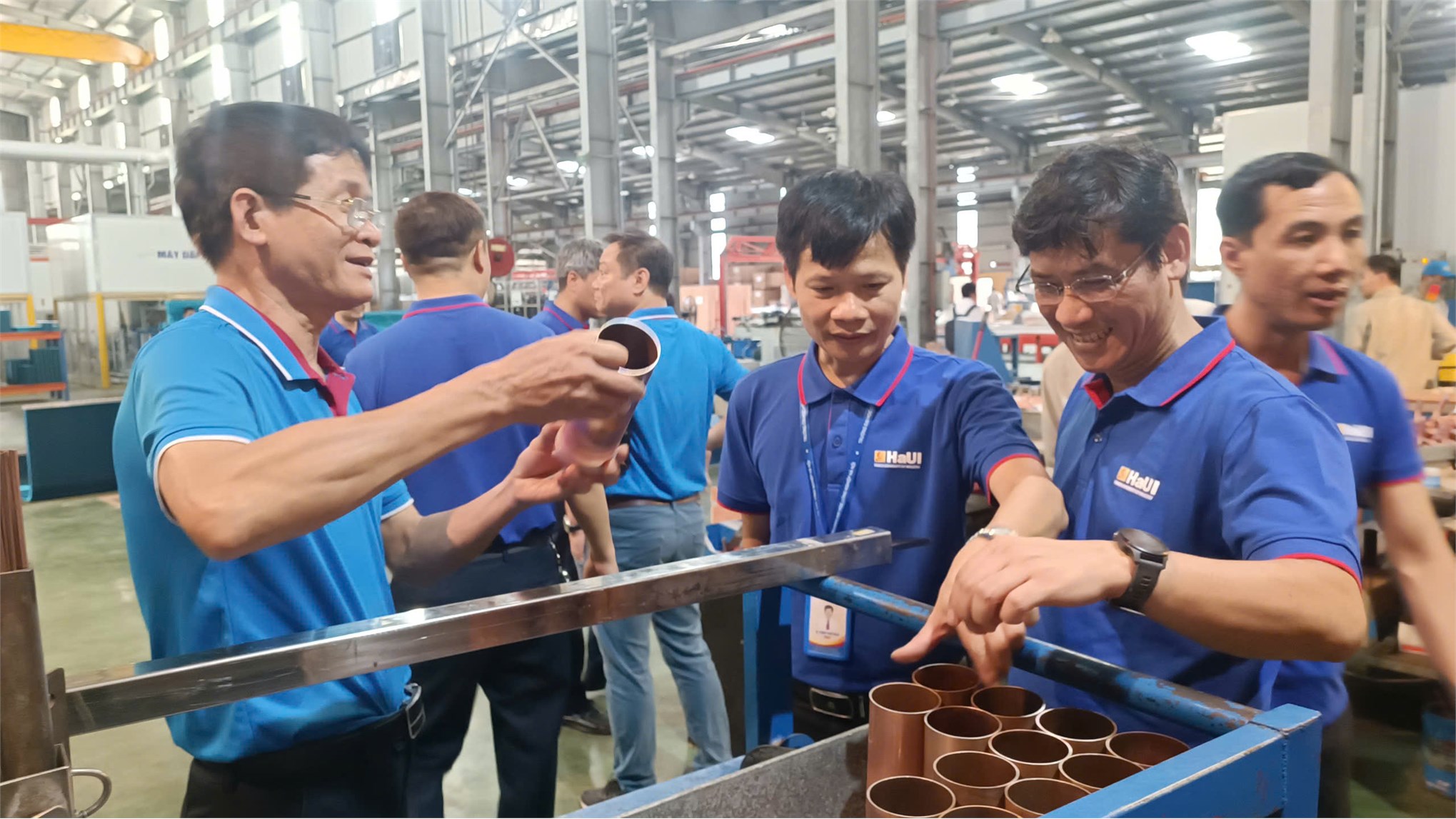 Giảng viên Khoa Kỹ thuật Năng lượng – Trường Điện – Điện tử tham quan khảo sát thực tế tại Công ty TNHH Cơ điện lạnh Quang Thắng