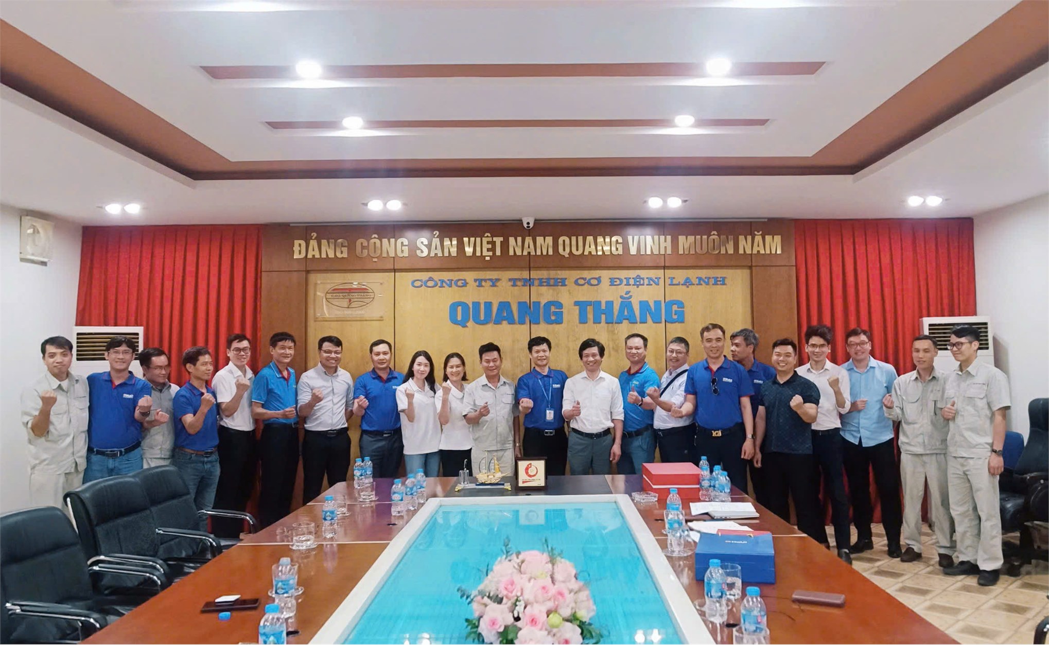 Giảng viên Khoa Kỹ thuật Năng lượng – Trường Điện – Điện tử tham quan khảo sát thực tế tại Công ty TNHH Cơ điện lạnh Quang Thắng