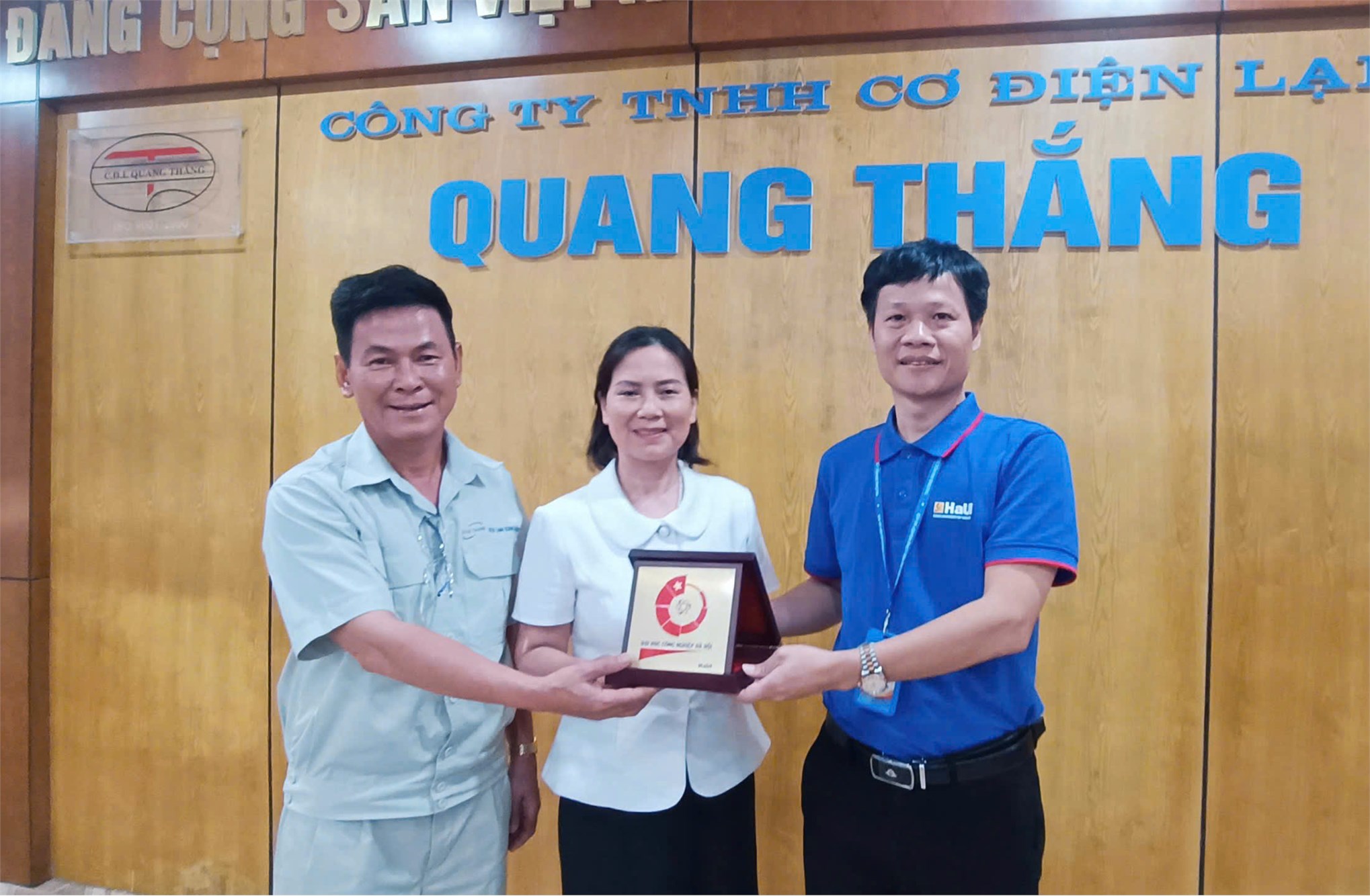 Giảng viên Khoa Kỹ thuật Năng lượng – Trường Điện – Điện tử tham quan khảo sát thực tế tại Công ty TNHH Cơ điện lạnh Quang Thắng