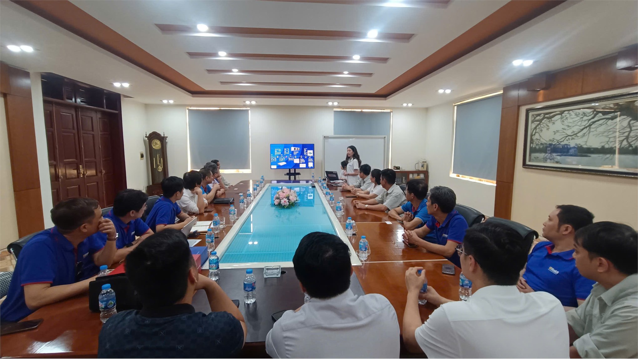 Giảng viên Khoa Kỹ thuật Năng lượng – Trường Điện – Điện tử tham quan khảo sát thực tế tại Công ty TNHH Cơ điện lạnh Quang Thắng