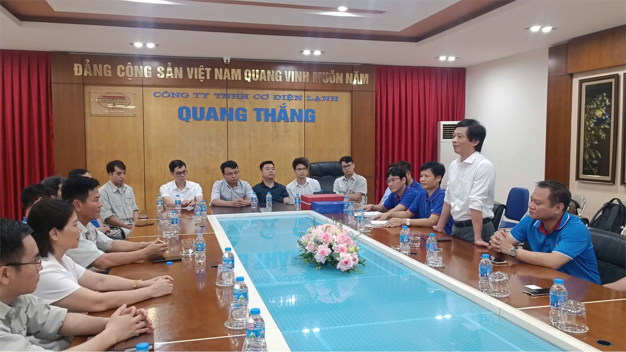 Giảng viên Khoa Kỹ thuật Năng lượng – Trường Điện – Điện tử tham quan khảo sát thực tế tại Công ty TNHH Cơ điện lạnh Quang Thắng