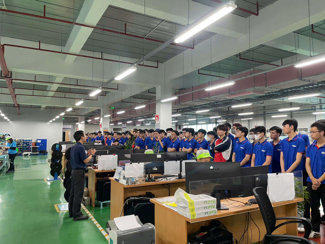 Sinh viên Trường Điện – Điện tử tham quan thực tế tại Công ty LS ELECTRIC Việt Nam