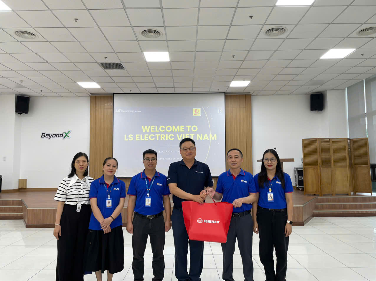 Sinh viên Trường Điện – Điện tử tham quan thực tế tại Công ty LS ELECTRIC Việt Nam