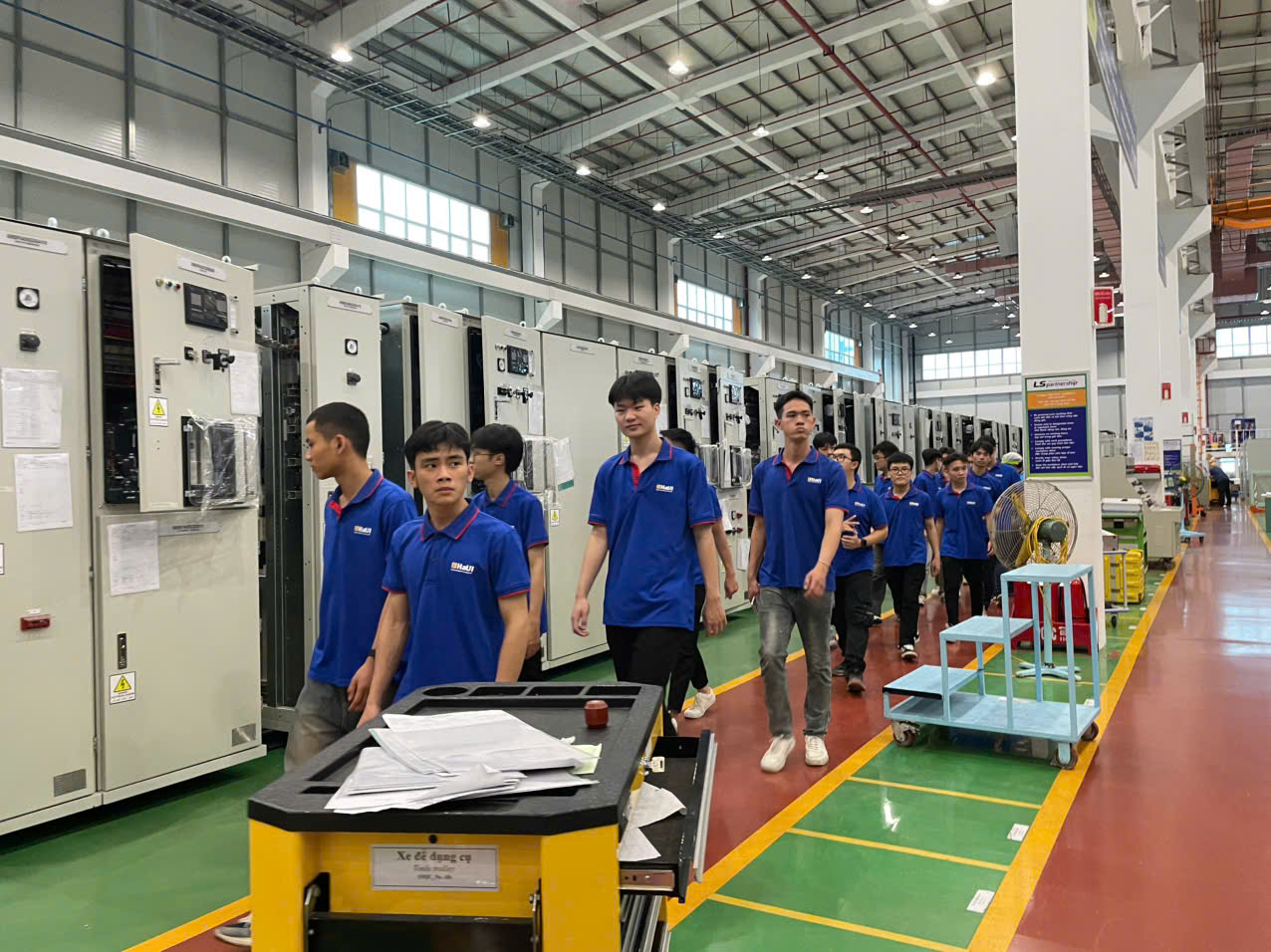 Sinh viên Trường Điện – Điện tử tham quan thực tế tại Công ty LS ELECTRIC Việt Nam