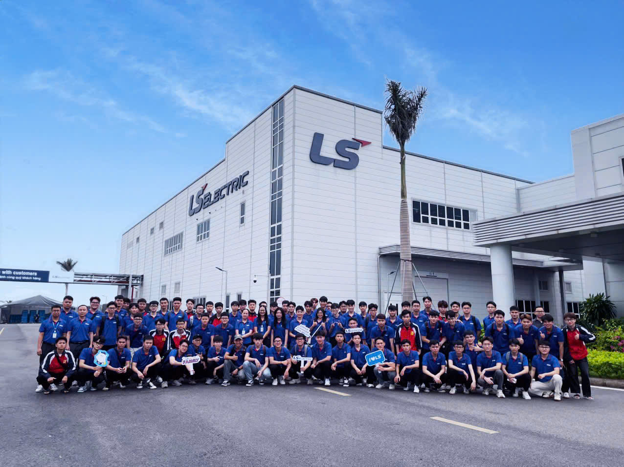 Sinh viên Trường Điện – Điện tử tham quan thực tế tại Công ty LS ELECTRIC Việt Nam
