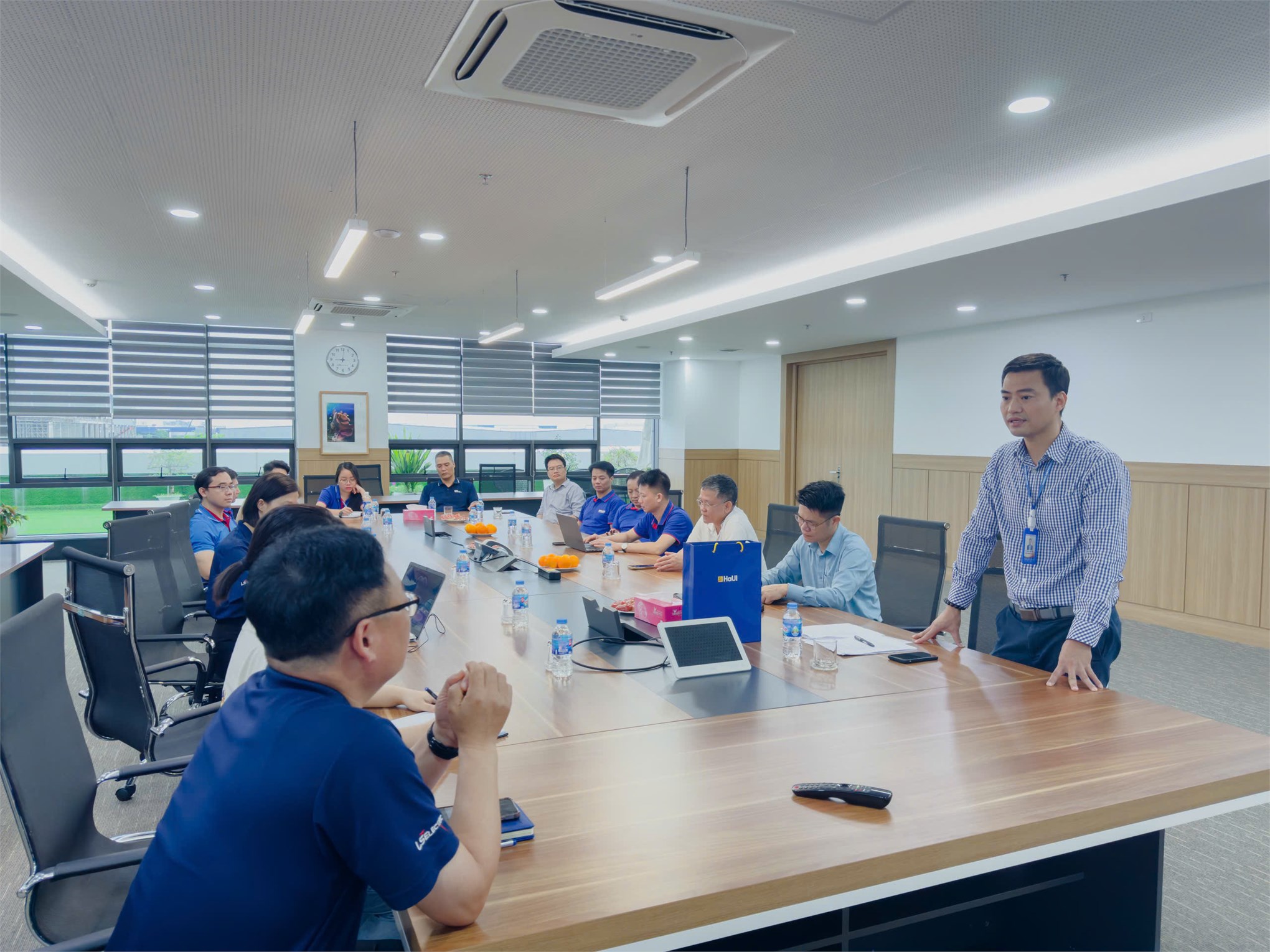 Cán bộ, giảng viên Trường Điện – Điện tử thăm và làm việc tại Công ty TNHH LS ELECTRIC Việt Nam: Tăng cường kết nối nhà trường và doanh nghiệp