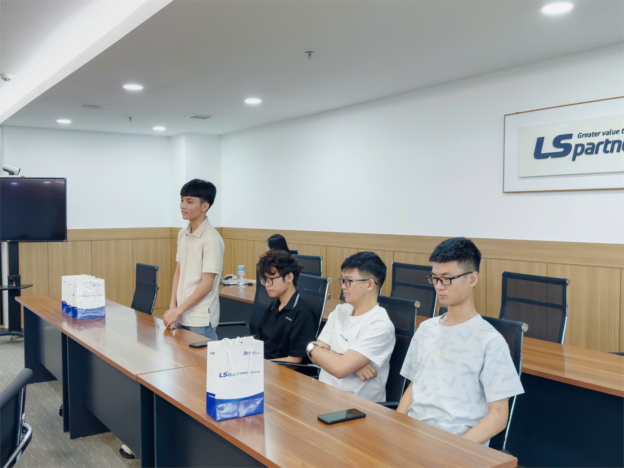 Cán bộ, giảng viên Trường Điện – Điện tử thăm và làm việc tại Công ty TNHH LS ELECTRIC Việt Nam: Tăng cường kết nối nhà trường và doanh nghiệp