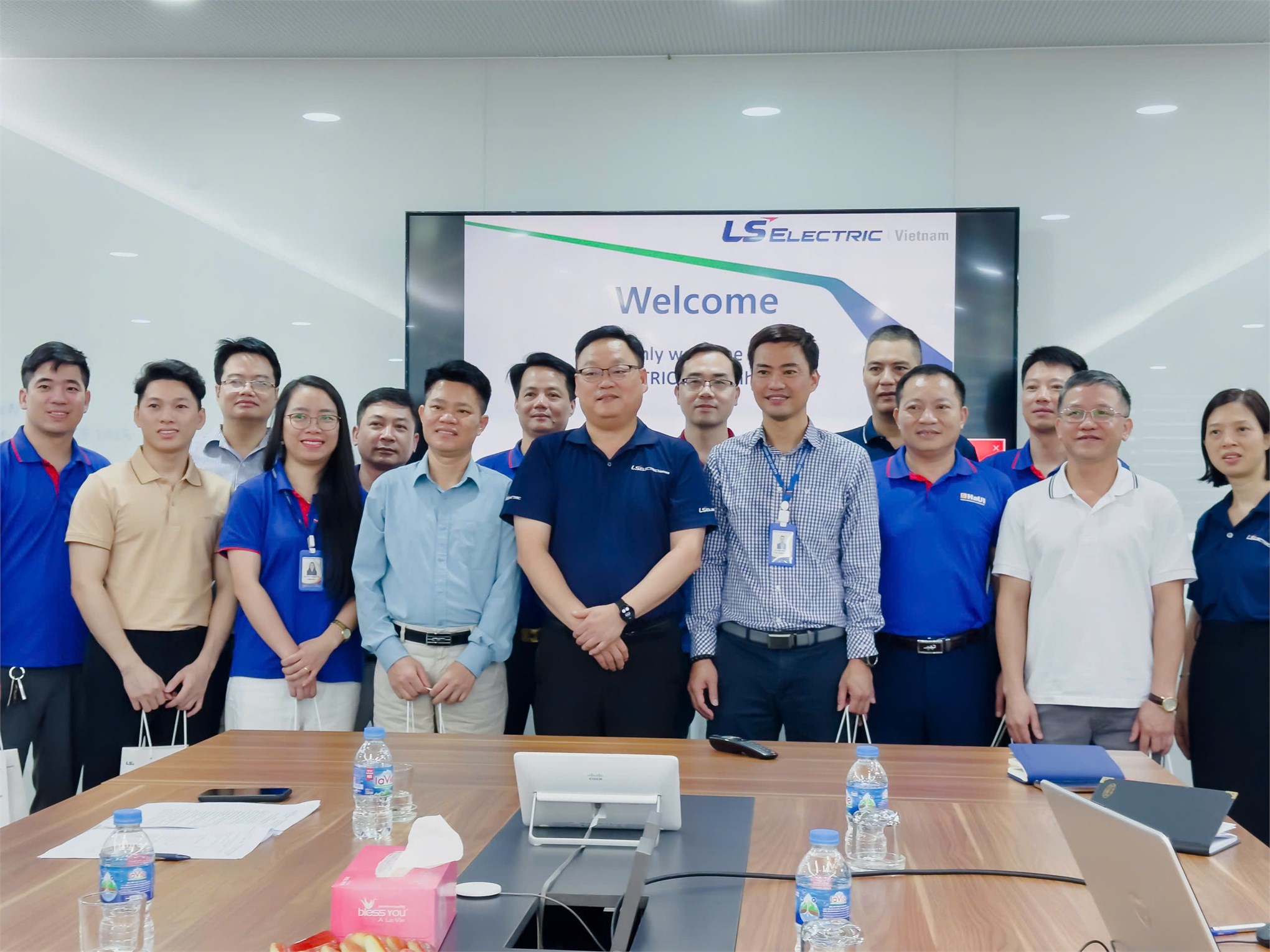 Cán bộ, giảng viên Trường Điện – Điện tử thăm và làm việc tại Công ty TNHH LS ELECTRIC Việt Nam: Tăng cường kết nối nhà trường và doanh nghiệp
