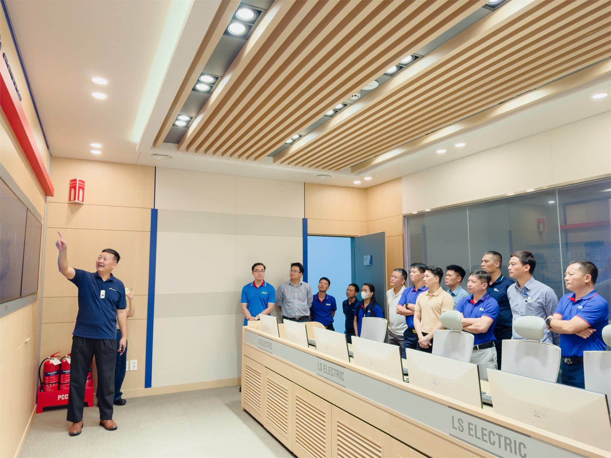 Cán bộ, giảng viên Trường Điện – Điện tử thăm và làm việc tại Công ty TNHH LS ELECTRIC Việt Nam: Tăng cường kết nối nhà trường và doanh nghiệp