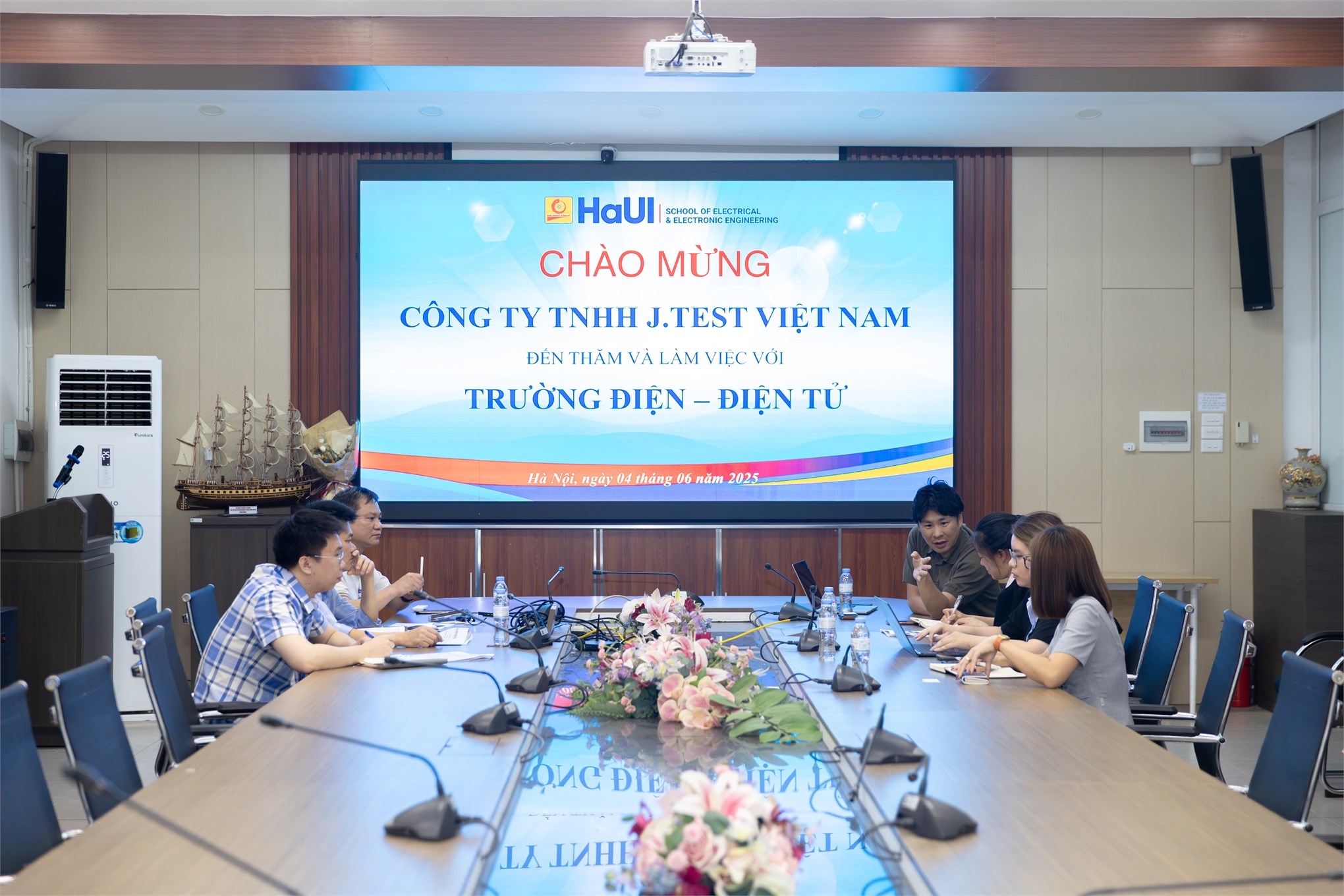Trường Điện – Điện tử tiếp đón Công ty J.TEST Việt Nam: Tăng cường hợp tác quốc tế trong đào tạo và tuyển dụng kỹ sư