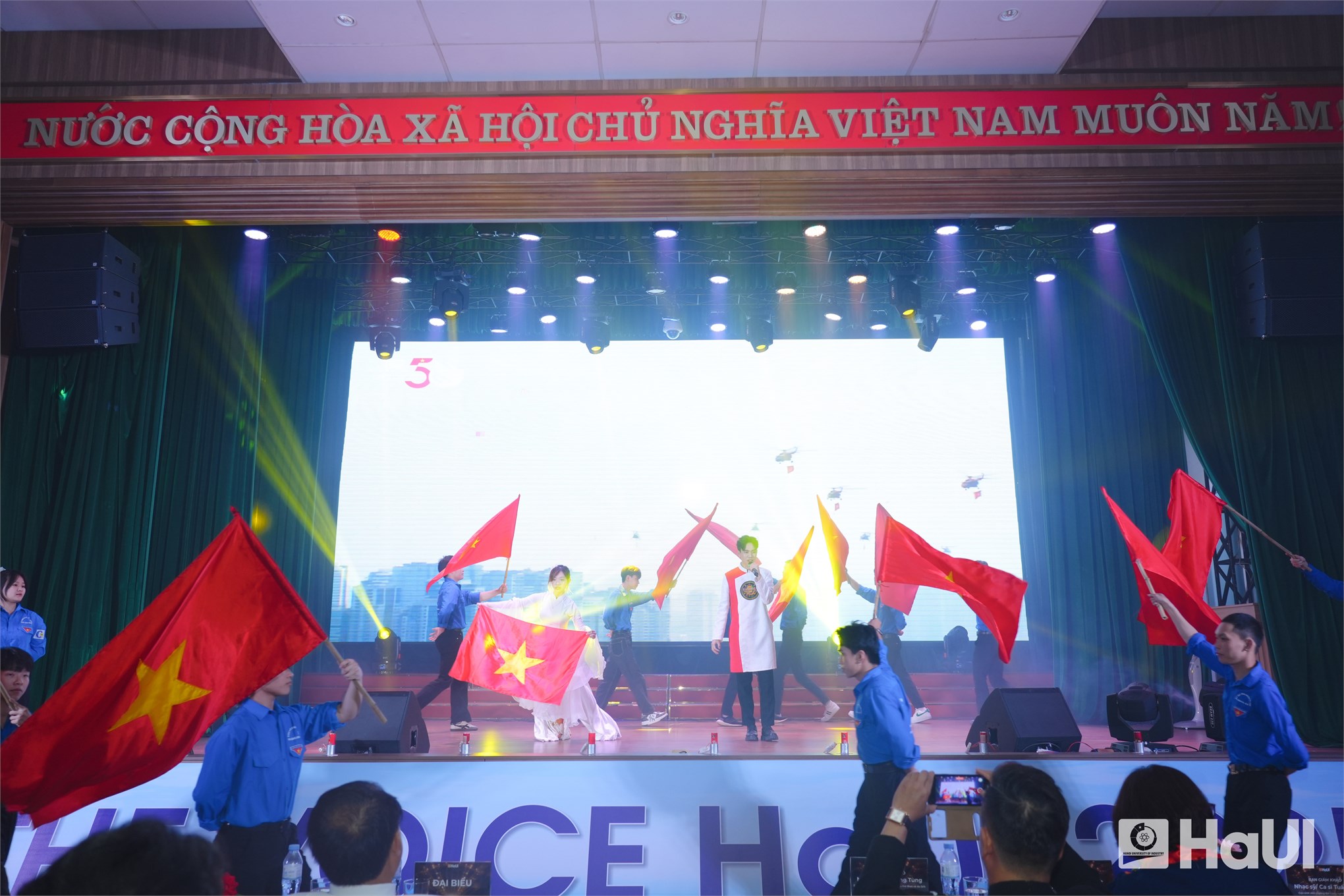 Sinh viên Trường Điện – Điện tử tỏa sáng tại Chung kết The Voice HaUI 2025