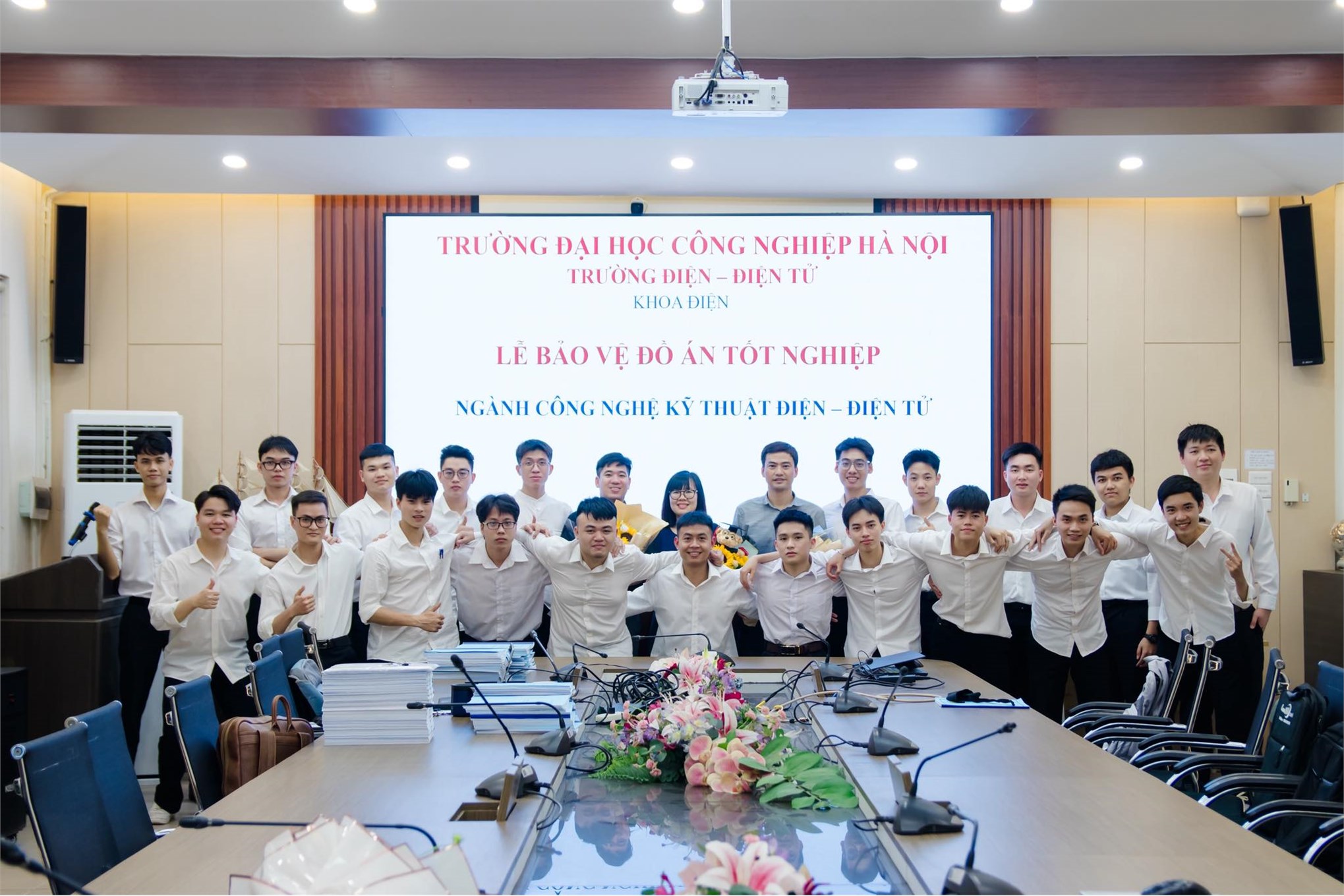 Sinh viên K16 – Trường Điện – Điện tử hoàn thành mùa bảo vệ đồ án tốt nghiệp đầy ấn tượng