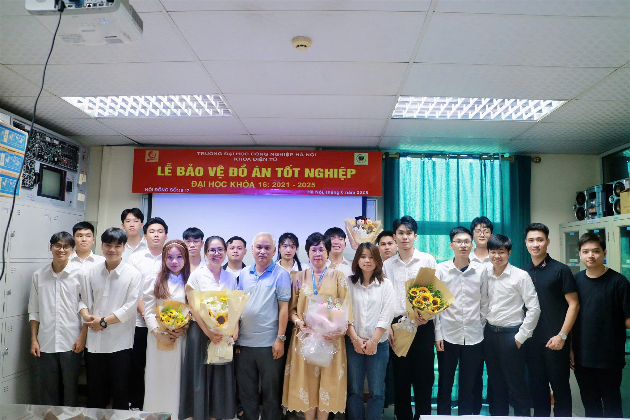 Sinh viên K16 – Trường Điện – Điện tử hoàn thành mùa bảo vệ đồ án tốt nghiệp đầy ấn tượng