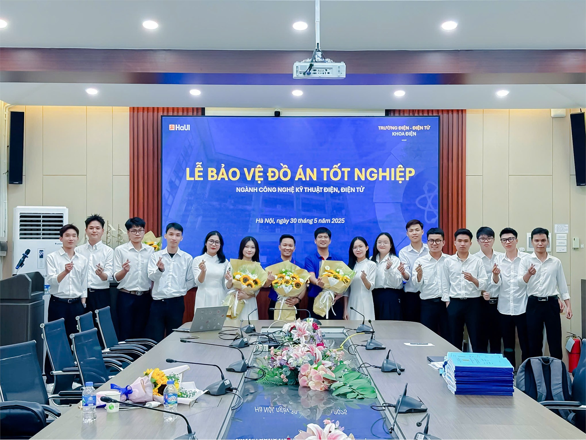 Sinh viên K16 – Trường Điện – Điện tử hoàn thành mùa bảo vệ đồ án tốt nghiệp đầy ấn tượng