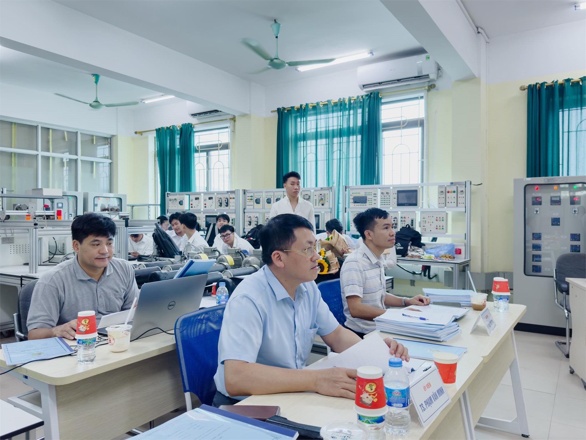 Sinh viên K16 – Trường Điện – Điện tử hoàn thành mùa bảo vệ đồ án tốt nghiệp đầy ấn tượng