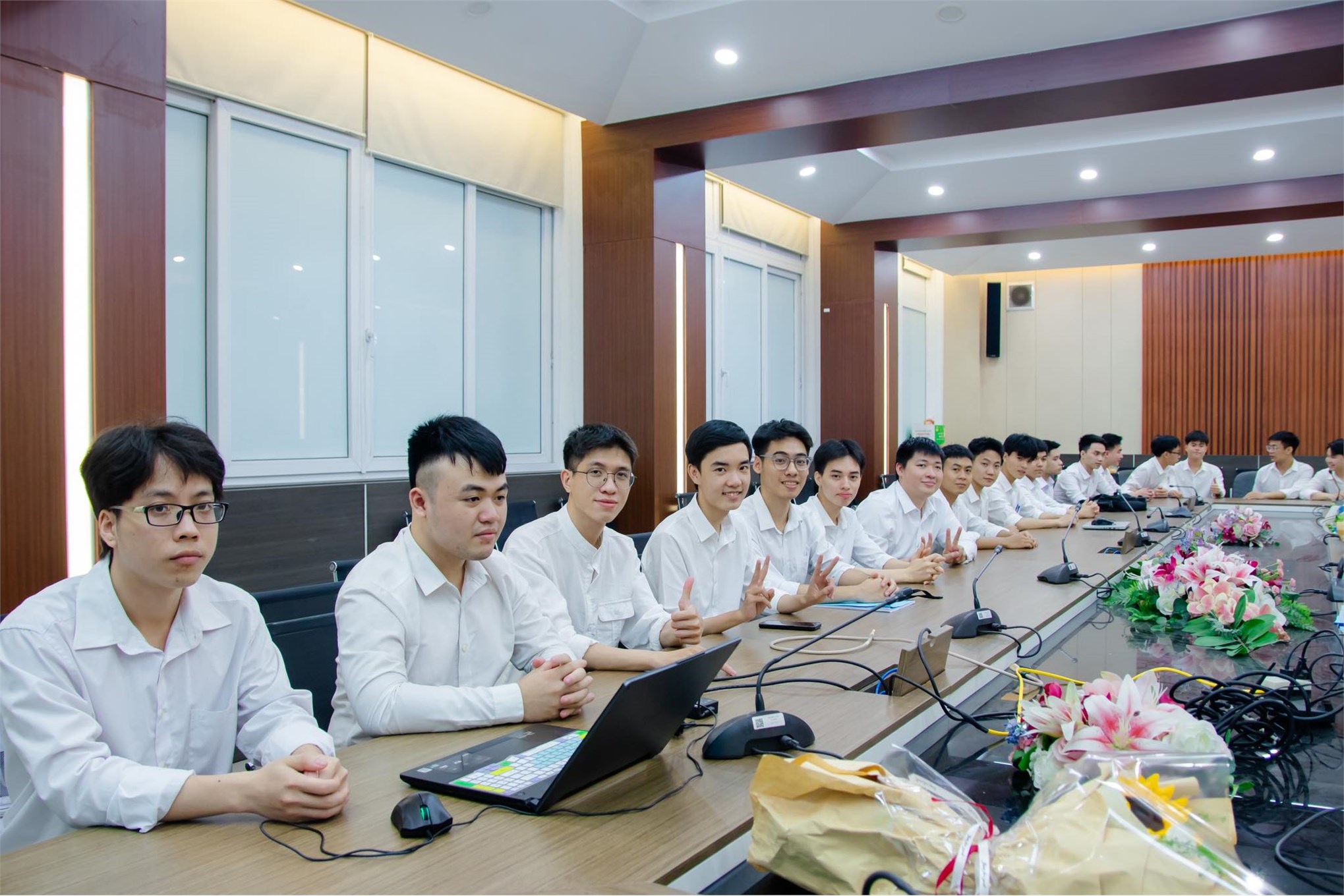 Sinh viên K16 – Trường Điện – Điện tử hoàn thành mùa bảo vệ đồ án tốt nghiệp đầy ấn tượng