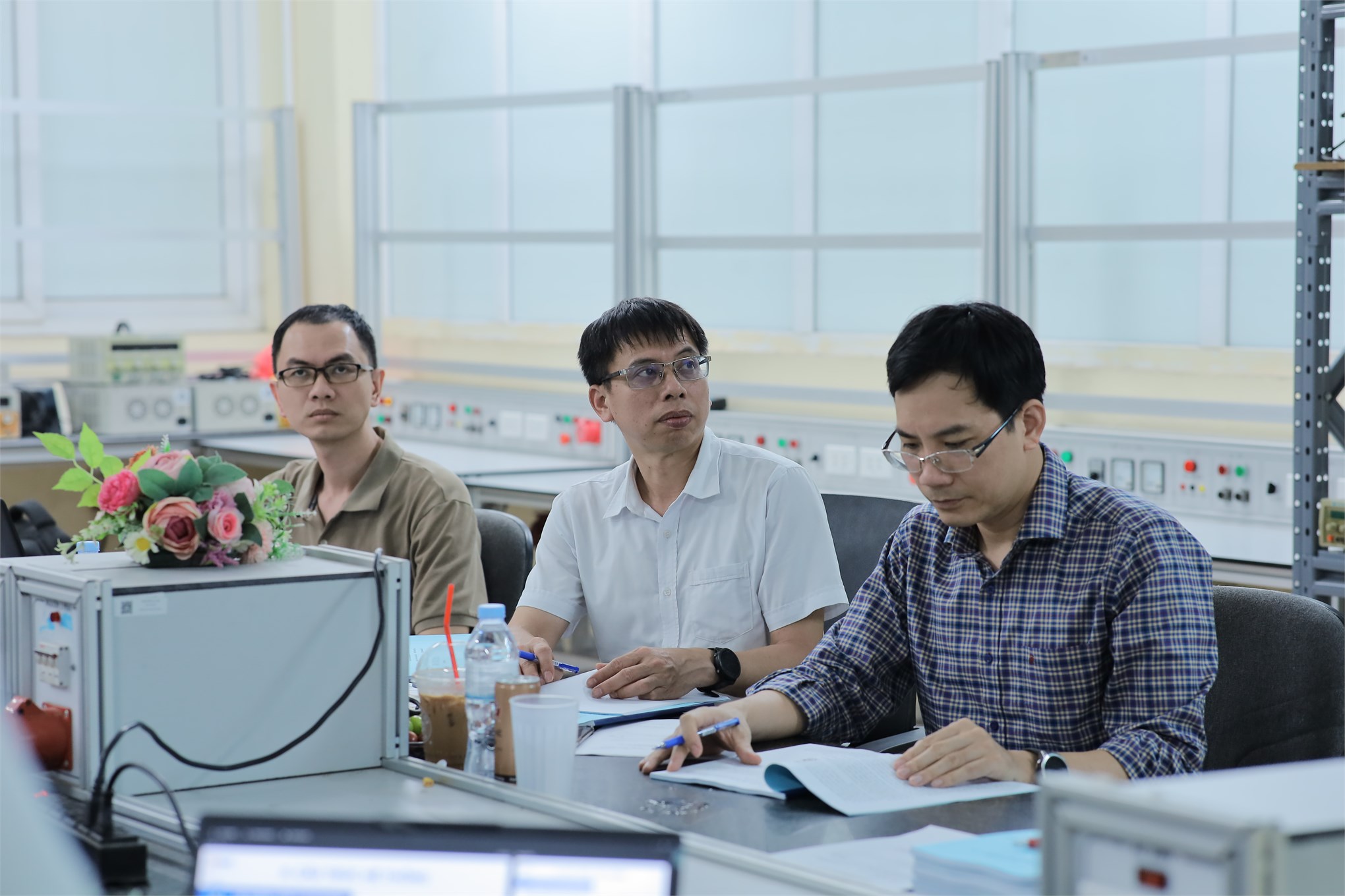 Sinh viên K16 – Trường Điện – Điện tử hoàn thành mùa bảo vệ đồ án tốt nghiệp đầy ấn tượng